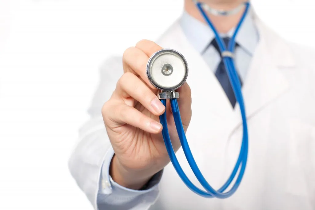 Médico da Império Med com estetoscópio